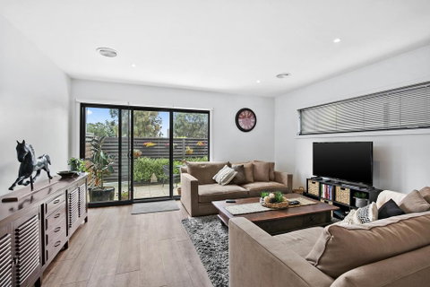 2 Bedroom Townhouse - Family & Corporate Bookings Only - Food Delivery Shop 1