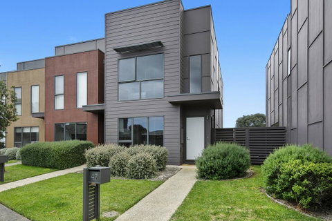2 Bedroom Townhouse - Family & Corporate Bookings Only - Food Delivery Shop 3