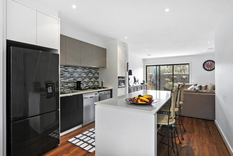 2 Bedroom Townhouse - Family & Corporate Bookings Only - Food Delivery Shop 0