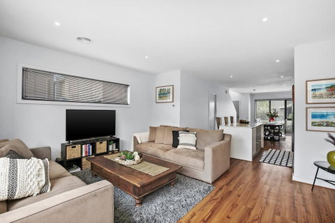 2 Bedroom Townhouse - Family & Corporate Bookings Only - Food Delivery Shop 2
