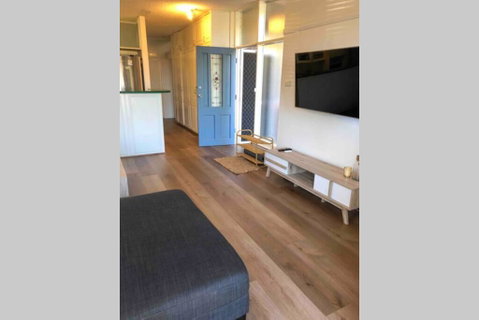 2 Bedroom, SHORT Walk To CBD,BEACH And DARBY ST - Food Delivery Shop 3