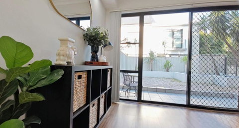 Brand New Furniture And Appliances In Quiet Street - Food Delivery Shop 3
