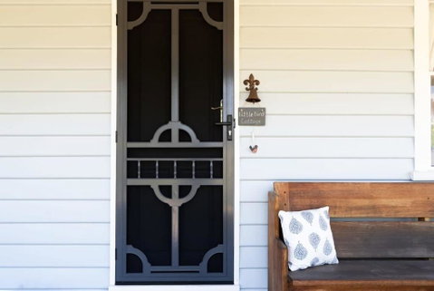 Cute As A Button Cottage In Charming Evandale - Food Delivery Shop 1