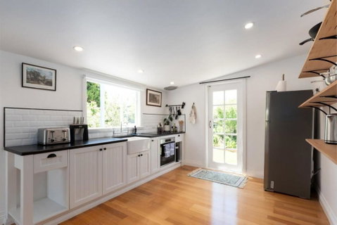 Cute As A Button Cottage In Charming Evandale - Food Delivery Shop 2