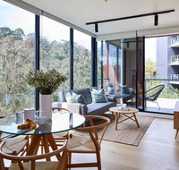2BR Apt With Yarra River Views  Parking - Food Delivery Shop