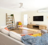 3 Bedroom Apartment Minutes from Main Beach - Food Delivery Shop