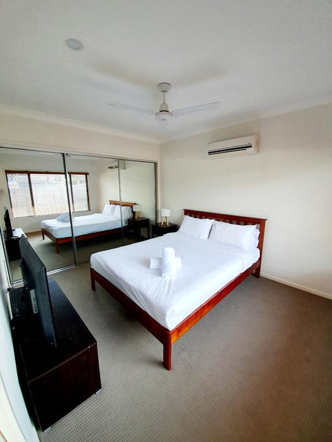 3 Bedroom Central Home - Food Delivery Shop 3