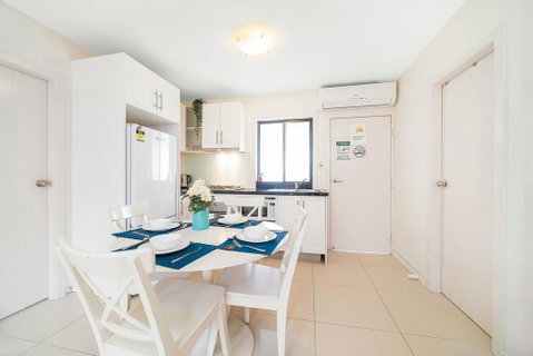 3 Bedroom Cozy And Quiet Holiday Home - Food Delivery Shop 2