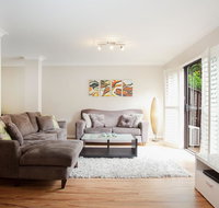 3-Bed Home with BBQ Patio near Parks and Playgrounds - Food Delivery Shop