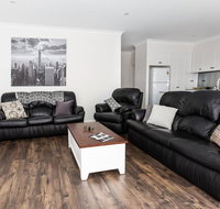 4 Bedroom Inner City Townhouse - SLEEPS 9  - Food Delivery Shop