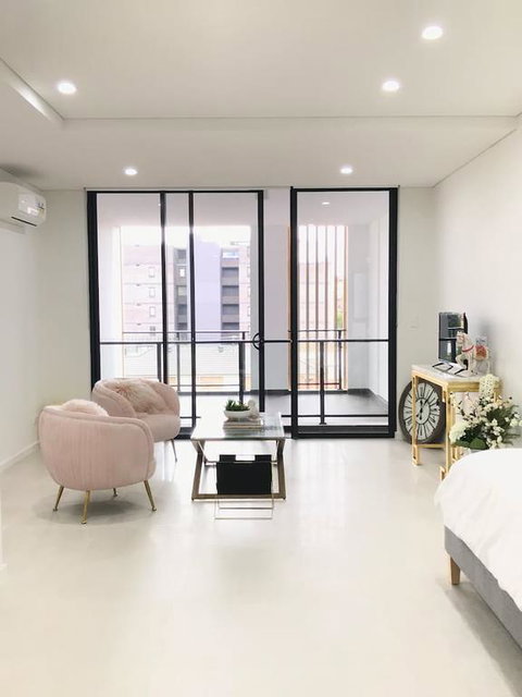 406 Studio Apartment - Food Delivery Shop 3