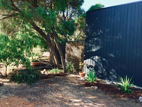 41 Grunters Accommodation - Food Delivery Shop 2