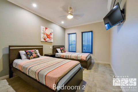 5 Kestrel Place - PRIVATE JETTY & POOL - Food Delivery Shop 1