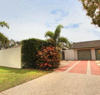 6 Petrie Ave Marcoola Pet Friendly Linen supplied - Food Delivery Shop