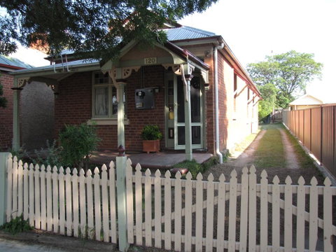 Acacia Cottage On Peel, Bathurst - Food Delivery Shop 2