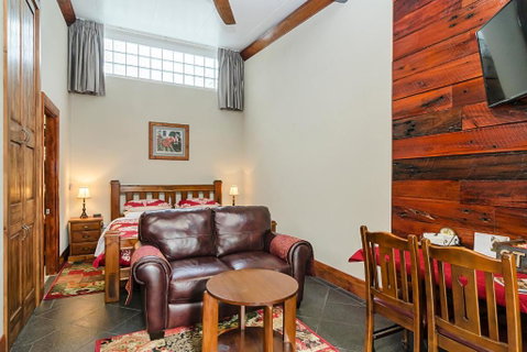 Eagle Foundry Bed & Breakfast - Food Delivery Shop 4