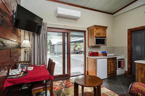 Eagle Foundry Bed & Breakfast - Food Delivery Shop 3