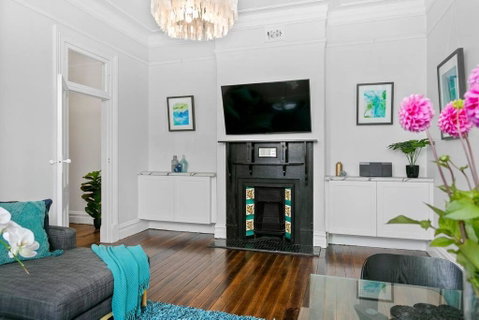 EDW19 - Stylish 2-Bed, 2-Bath Townhose In Drummoyne - Food Delivery Shop 2