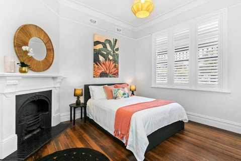 EDW19 - Stylish 2-Bed, 2-Bath Townhose In Drummoyne - Food Delivery Shop 4