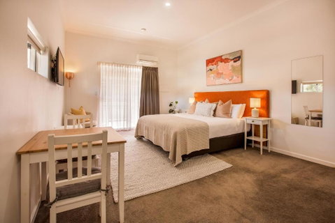 EM Apartments - Food Delivery Shop 3