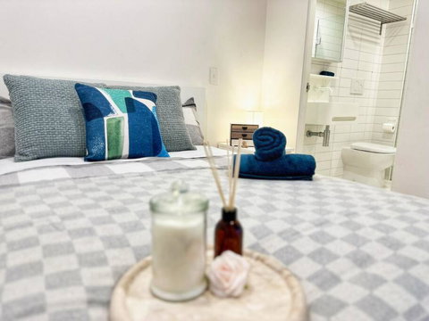 ES2410-2Bed 2Bath Vision Apt With Balcony, Pool & Gym - Food Delivery Shop 0