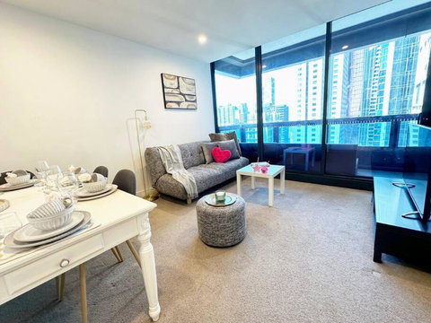 ES2410-2Bed 2Bath Vision Apt With Balcony, Pool & Gym - Food Delivery Shop 4
