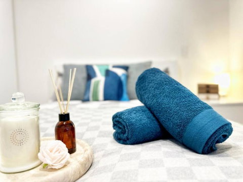 ES2410-2Bed 2Bath Vision Apt With Balcony, Pool & Gym - Food Delivery Shop 2