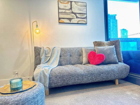 ES2410-2Bed 2Bath Vision Apt With Balcony, Pool & Gym - Food Delivery Shop 1
