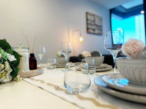 ES2410-2Bed 2Bath Vision Apt With Balcony, Pool & Gym - Food Delivery Shop 3