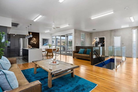 Exquisite Beachside Mansion - Food Delivery Shop 3