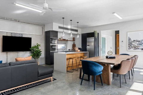 Exquisite Beachside Mansion - Food Delivery Shop 0