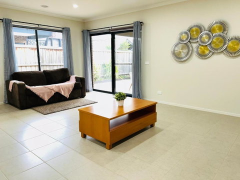 Family Friendly House - Food Delivery Shop 2