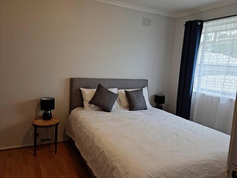 Four Bedroom House With Free Parking On Site - Food Delivery Shop 1