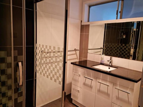 Four Bedroom House With Free Parking On Site - Food Delivery Shop 2