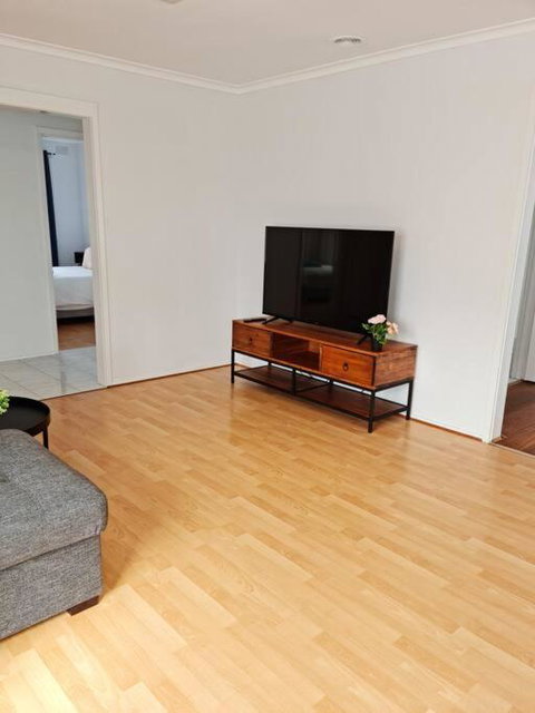 Four Bedroom House With Free Parking On Site - Food Delivery Shop 3