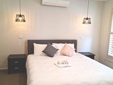 Generous 4 Bedroom Home Close To Park And Shops - Food Delivery Shop 0