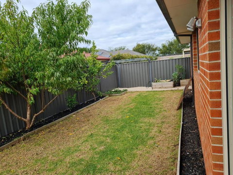 Generous 4 Bedroom Home Close To Park And Shops - Food Delivery Shop 1