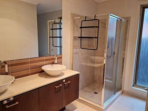 Generous 4 Bedroom Home Close To Park And Shops - Food Delivery Shop 2
