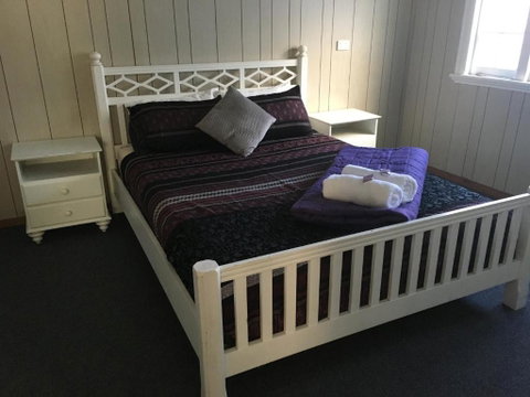 Goondihill Hotel - Food Delivery Shop 4
