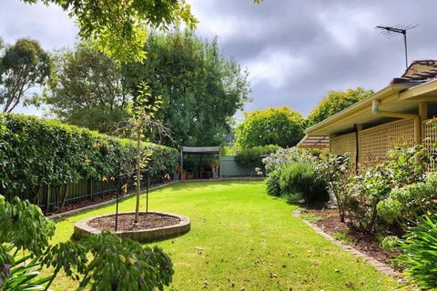 Hahndorf Home, Walk To Main St, Sleeps 8 - Food Delivery Shop 3
