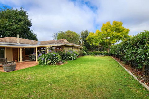 Hahndorf Home, Walk To Main St, Sleeps 8 - Food Delivery Shop 2