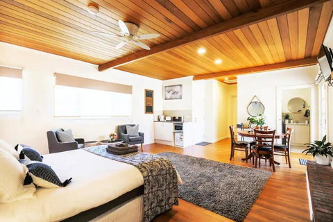 Hahndorf Lodge Pioneer Suite - Main Street Hahndorf On Site Secure Parking - Food Delivery Shop 2