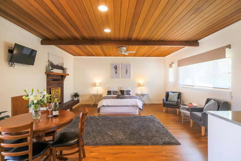 Hahndorf Lodge Pioneer Suite - Main Street Hahndorf On Site Secure Parking - Food Delivery Shop 1