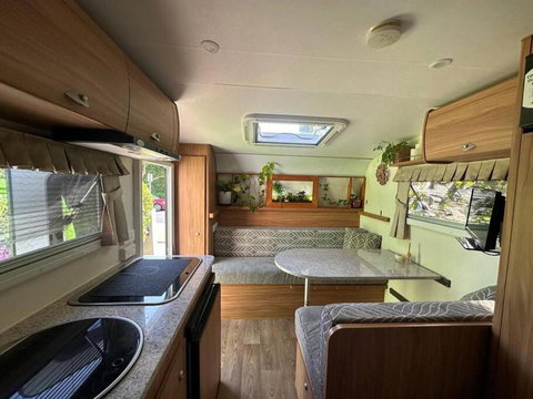 Heated Caravan With All The Trimmings - Food Delivery Shop 2