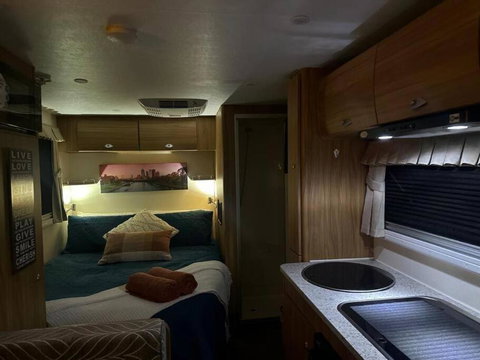 Heated Caravan With All The Trimmings - Food Delivery Shop 3