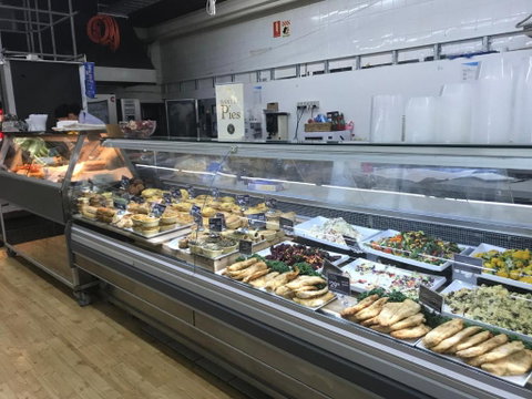 Hensman 5 - 1BRM Unit With Courtyard & Parking - Food Delivery Shop 2
