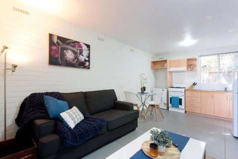 Hensman 5 - 1BRM Unit With Courtyard & Parking - Food Delivery Shop 0