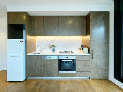 Homelike 2B Apt Next To Grand Prix With Free Parking - Food Delivery Shop 3