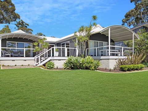 Akarana Beach House :: Jervis Bay Rentals - Food Delivery Shop 0