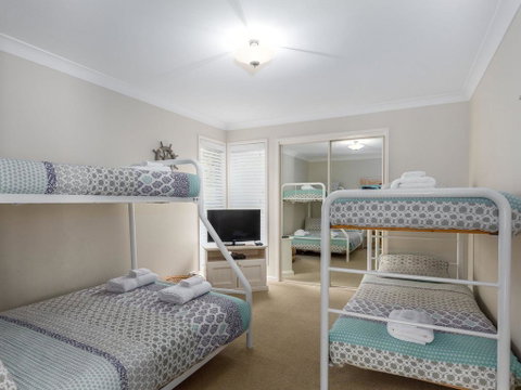 Akarana Beach House :: Jervis Bay Rentals - Food Delivery Shop 1